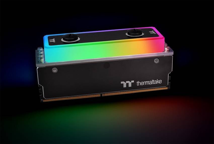 Immagine di Thermaltake, un kit di memoria DDR4 con raffreddamento a liquido