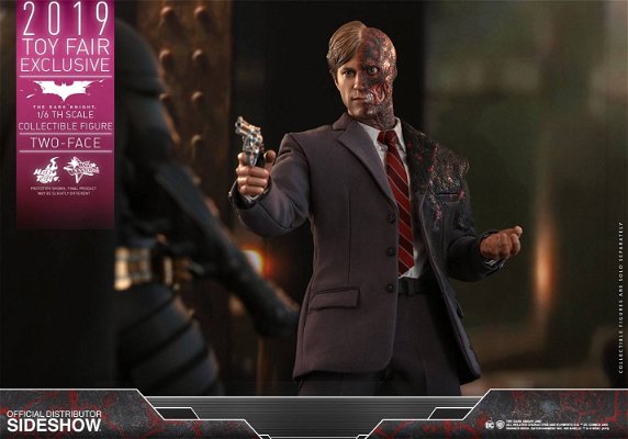 two-face-sixth-scale-figure-by-hot-toys-41394.jpg
