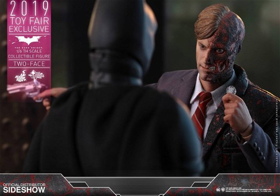 two-face-sixth-scale-figure-by-hot-toys-41396.jpg