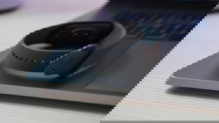 Immagine di Xiaomi Mi Band 5 avrà un foro nel display? Ecco alcune presunte foto