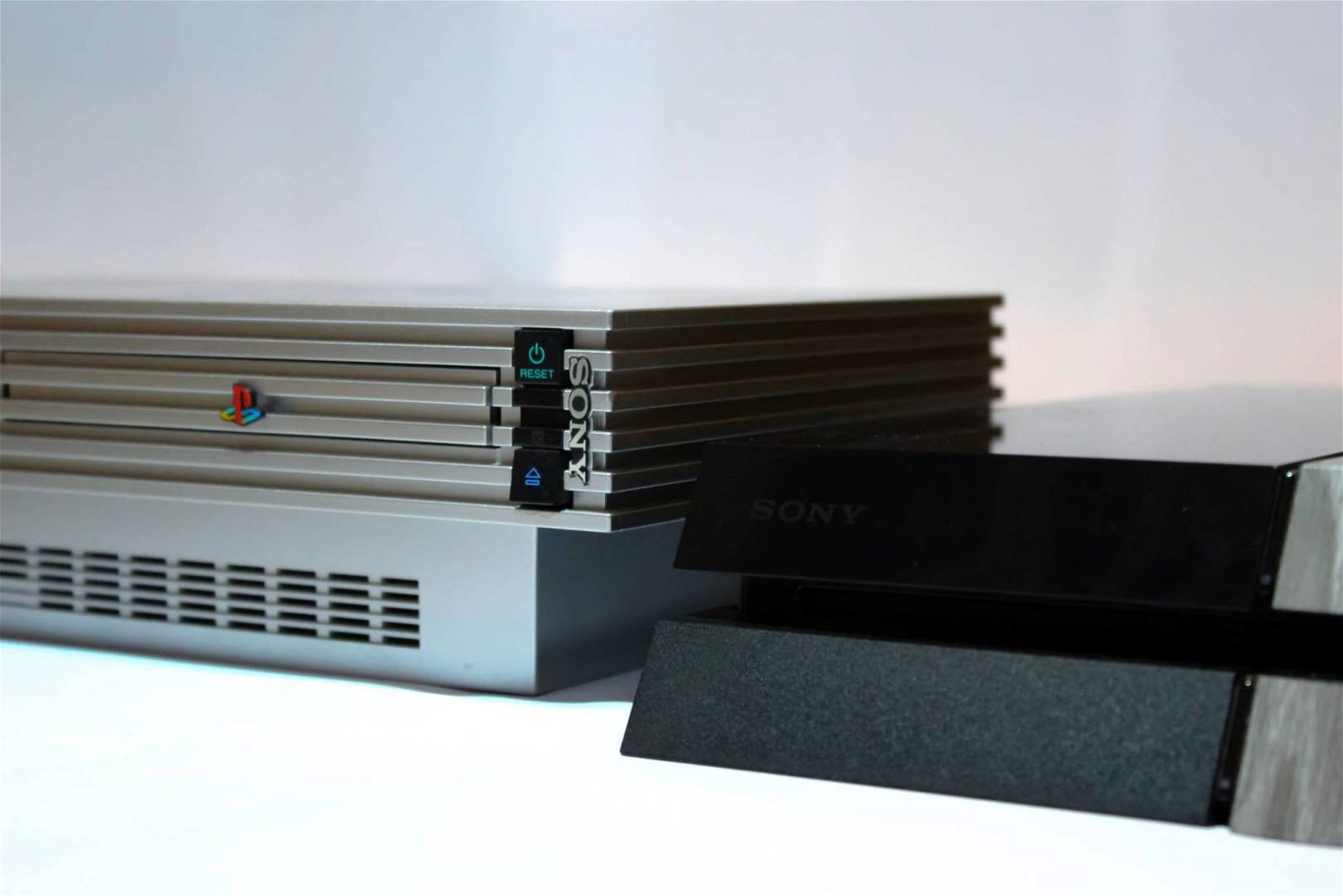 Immagine di GameStop: la retrocompatibilità di PS5 e Xbox Series X migliorerà gli introiti