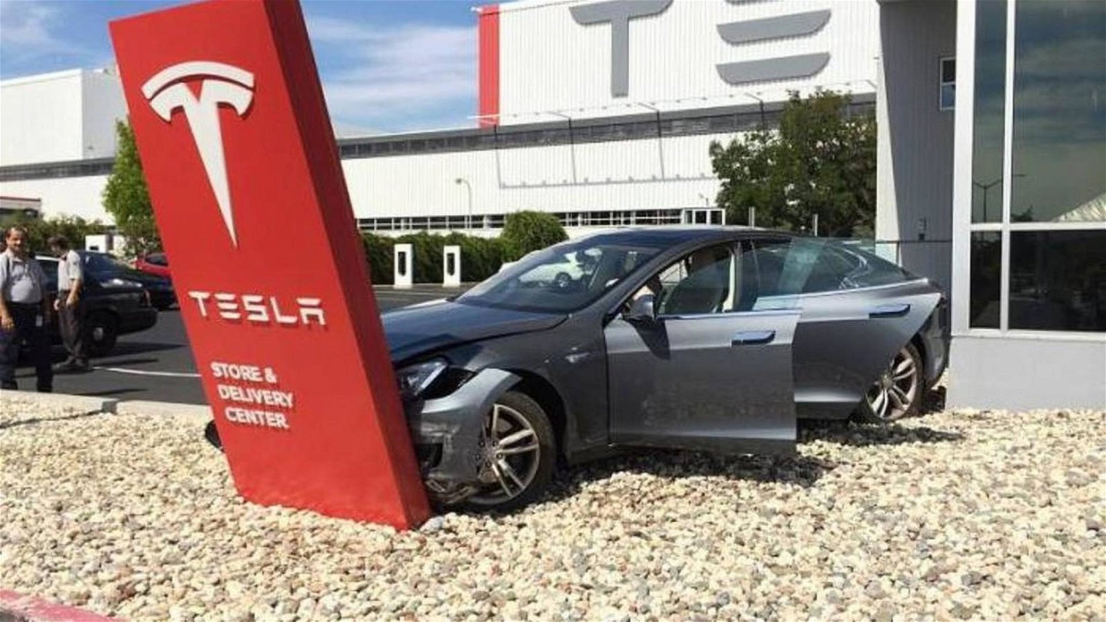Immagine di Tesla lancia la sua polizza negli USA: fino al 30% più economica