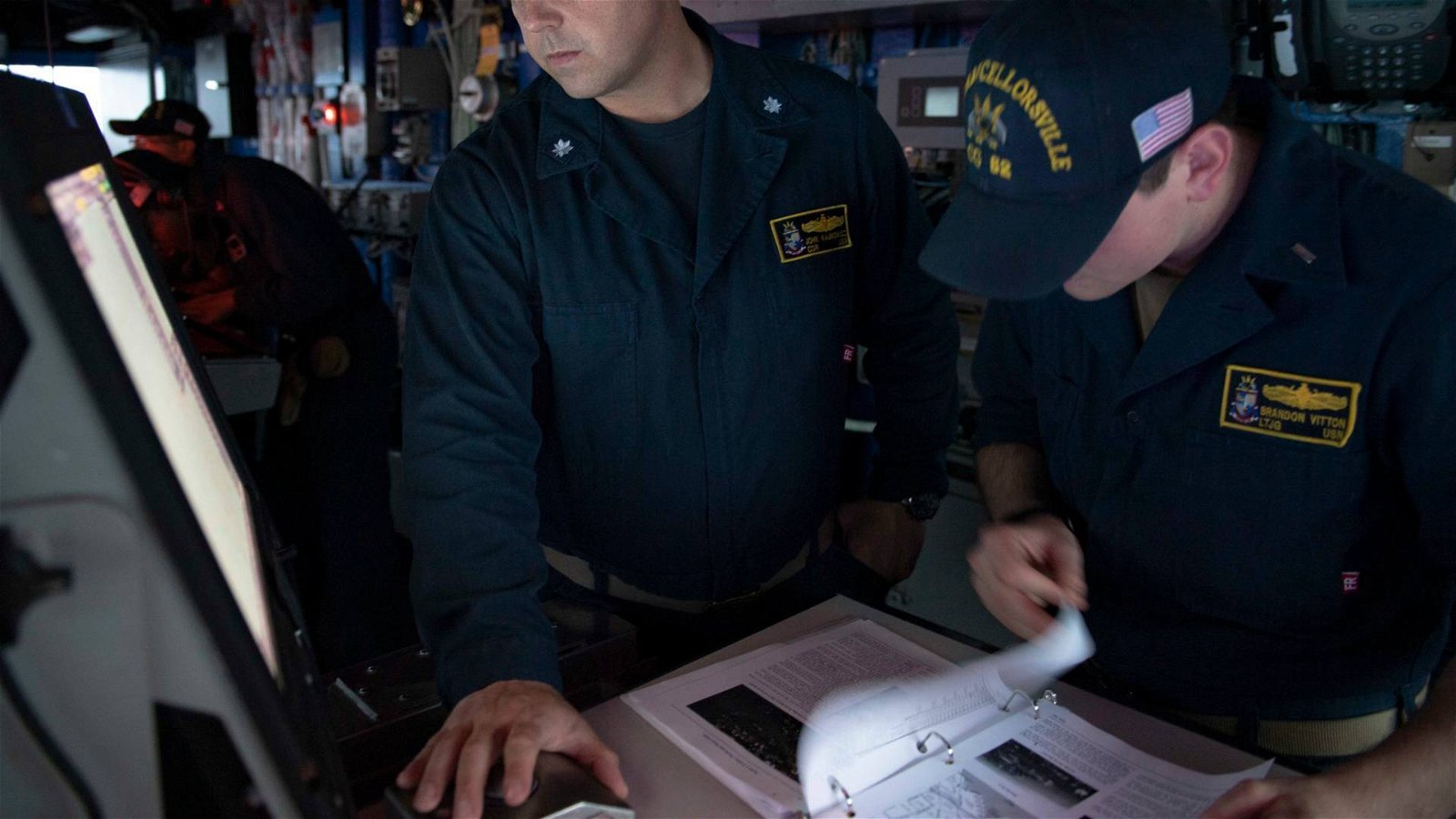 Immagine di U.S. Navy: manopole e comandi fisici al posto dei touchscreen per motori e timone