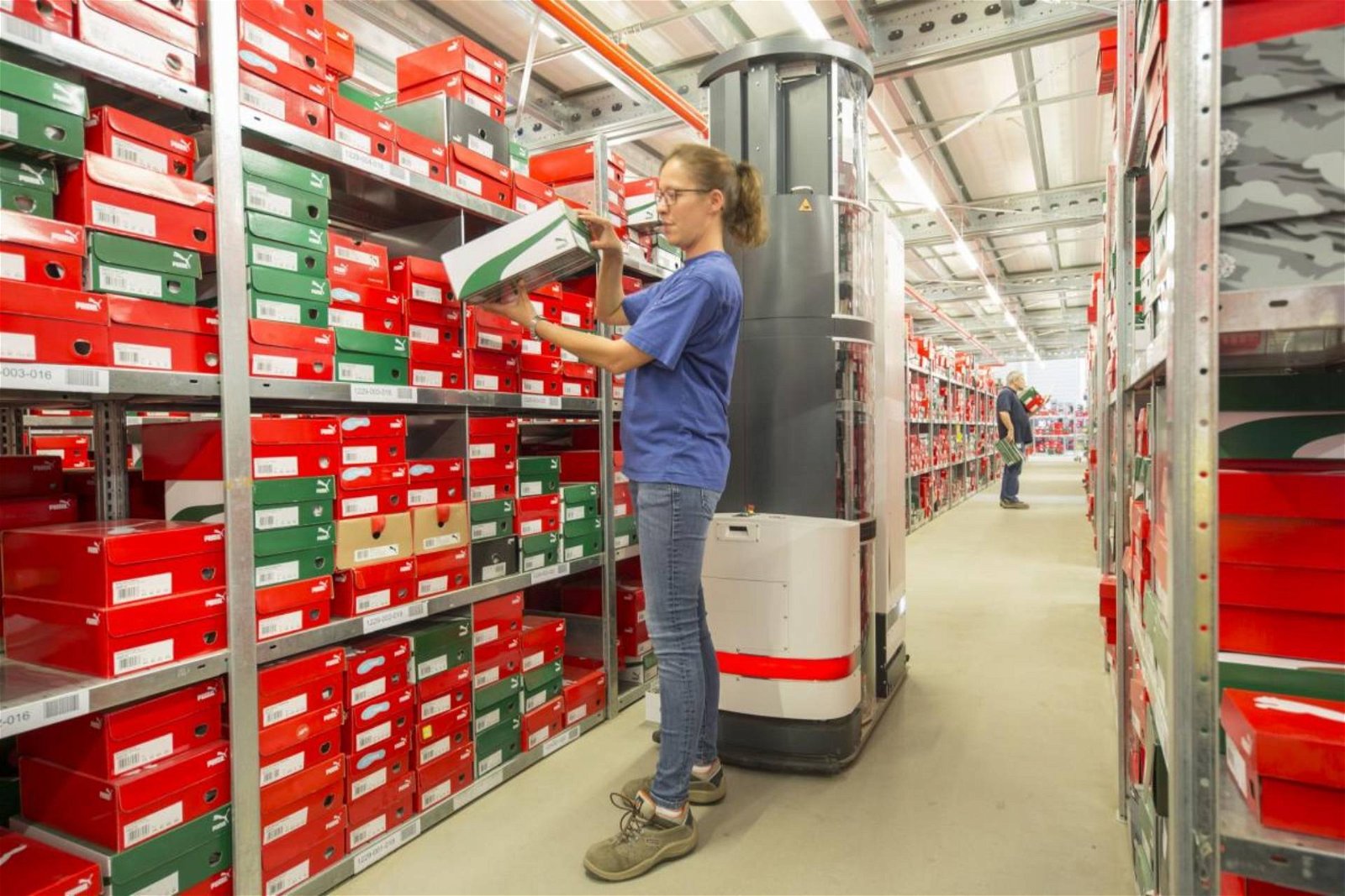 Immagine di Zalando "assume" i due robot logistici TORU per individuare e prelevare singole scatole di scarpe