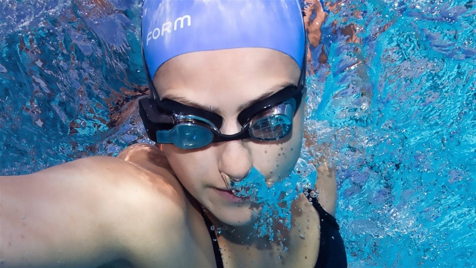 Immagine di Form, occhiali da nuoto a realtà aumentata con sensori per il ritmo cardiaco