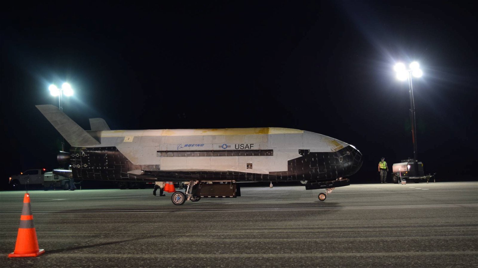 Immagine di Air Force, la navetta X-37B è atterrata in autonomia dopo 780 giorni di volo orbitale