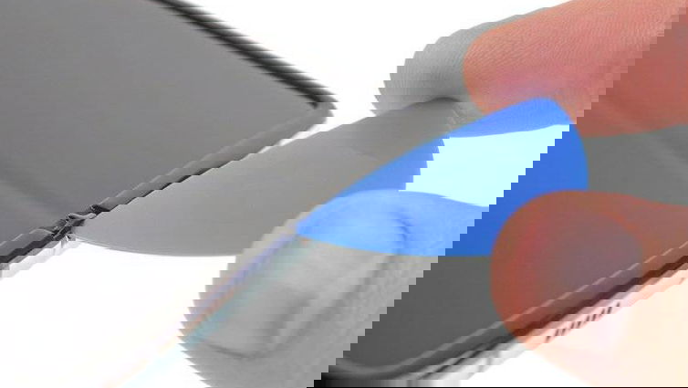 Immagine di Microsoft e iFixit insieme per un kit di riparazione ufficiale dei Surface