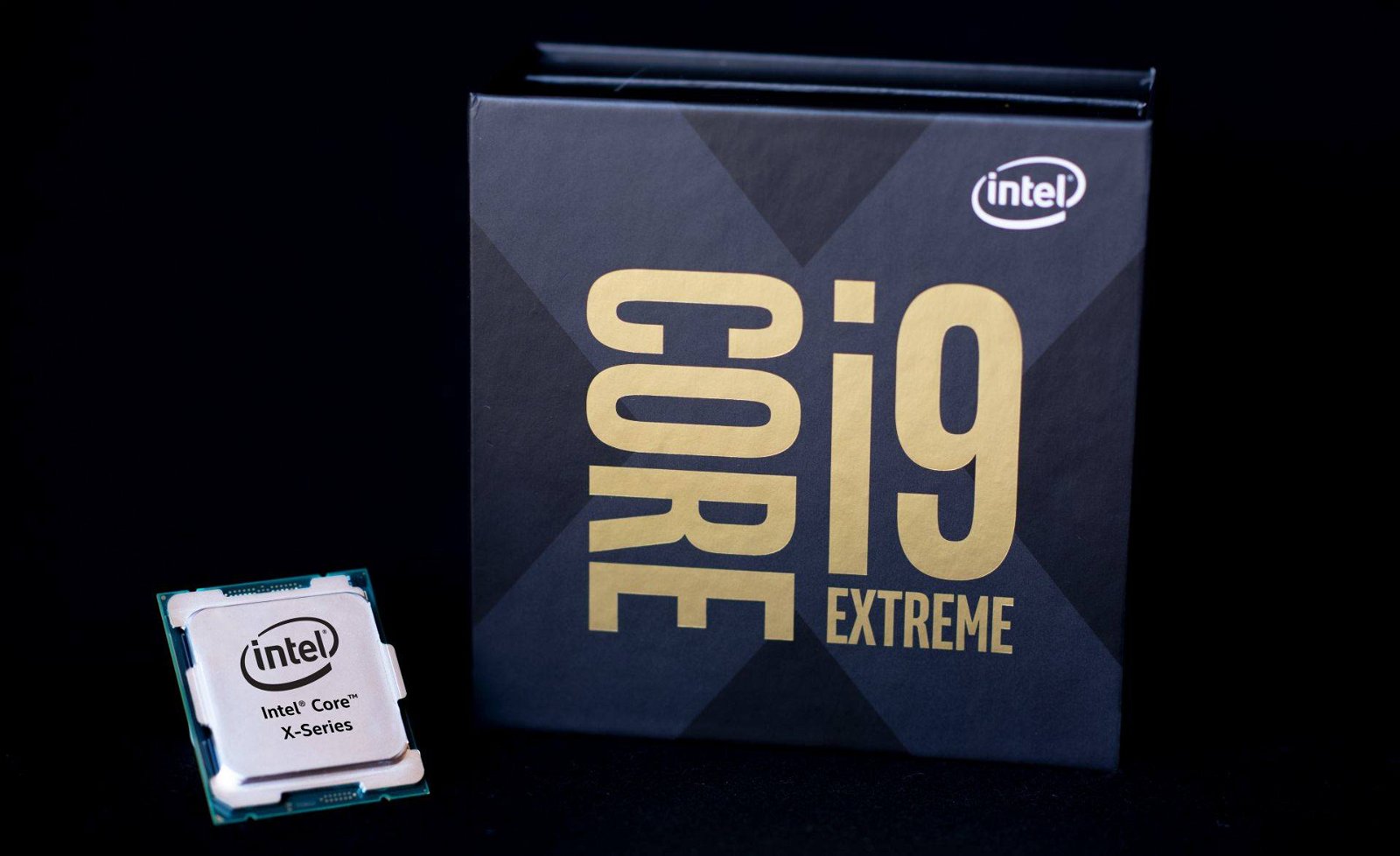 Immagine di Intel Core i9-10980XE, 5,1 GHz con 18 core attivi e dissipatore a liquido "standard"