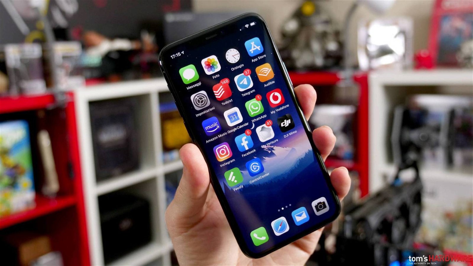 Immagine di Apple e iPhone con schermi OLED, la cinese BOE potrebbe essere della partita