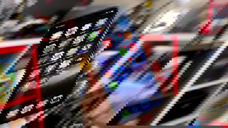 Immagine di Apple e iPhone con schermi OLED, la cinese BOE potrebbe essere della partita