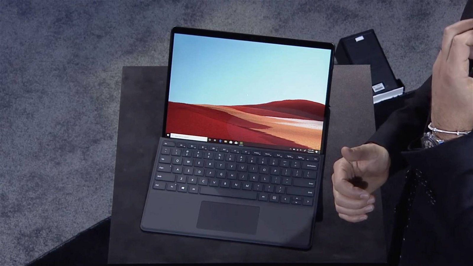 Immagine di Surface Pro X, il 2 in 1 con processore Microsoft SQ1 parte da 999 dollari