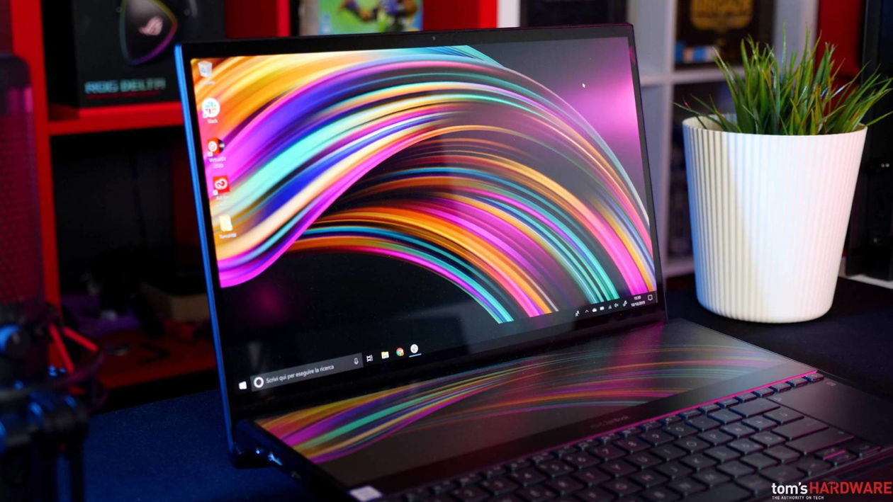 Immagine di Asus Zenbook Duo: notebook con doppio schermo a 200€ in meno!