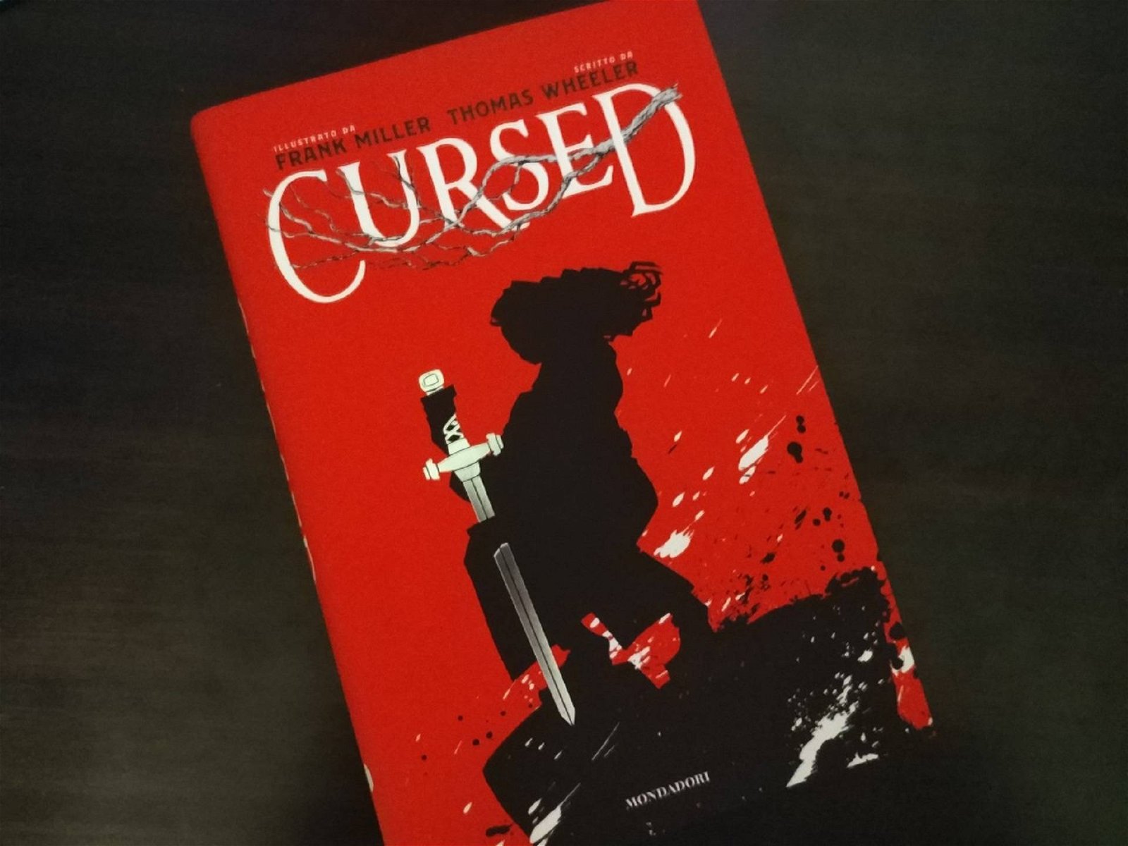 Immagine di Cursed: la recensione del romanzo fantasy con le illustrazioni di Frank Miller