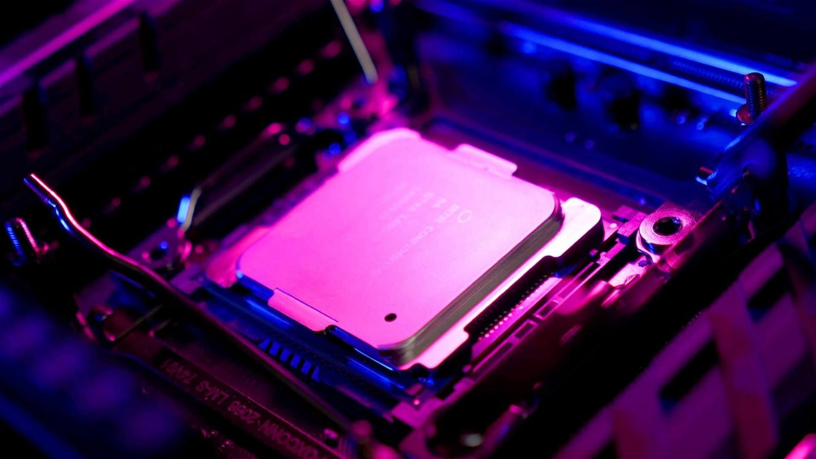 Immagine di Intel, il Core i9-10900K ha problemi di consumo?