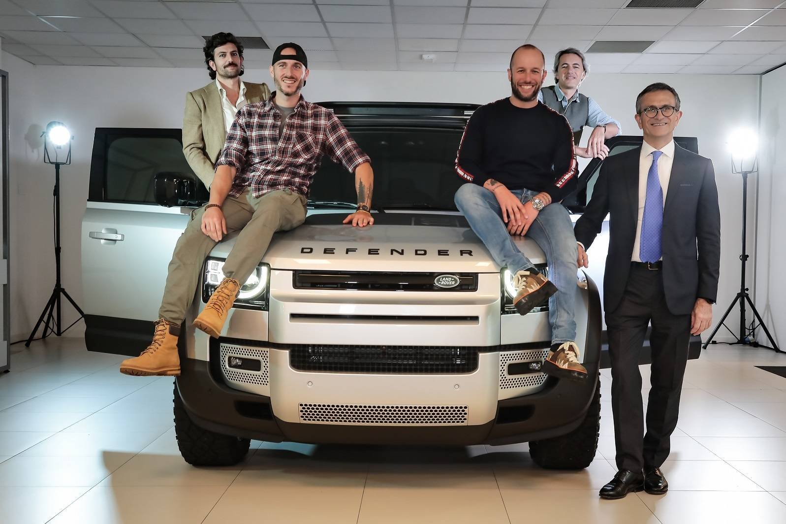 Immagine di Land Rover Defender: si fa "in quattro" per accontentare tutti