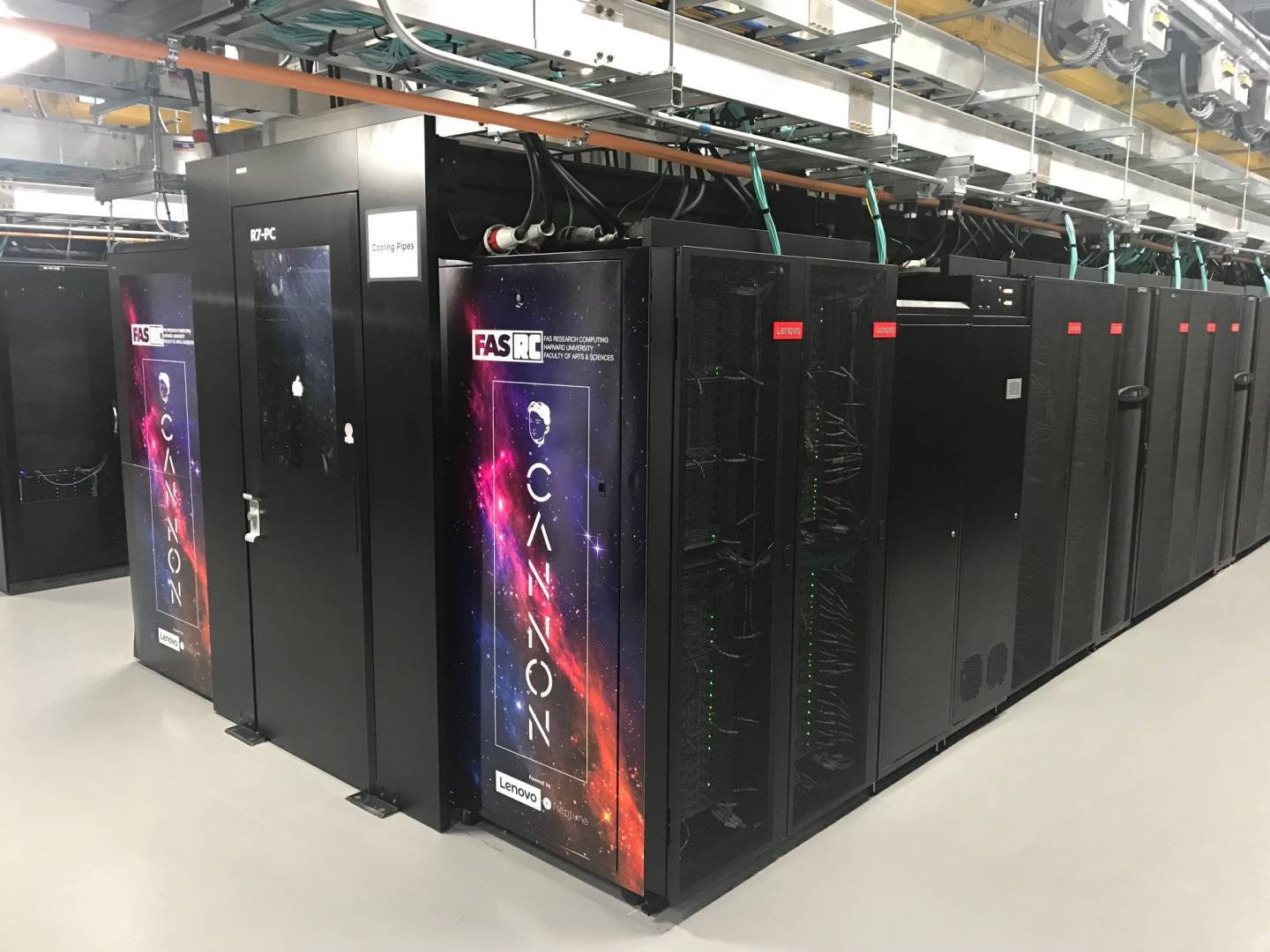 Immagine di Lenovo e Intel, un supercomputer raffreddato a liquido per Harvard