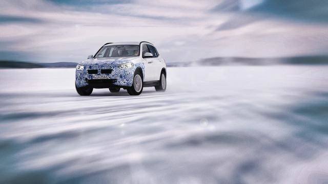 Immagine di Auto elettriche: BMW iX3 anticipa il futuro del marchio