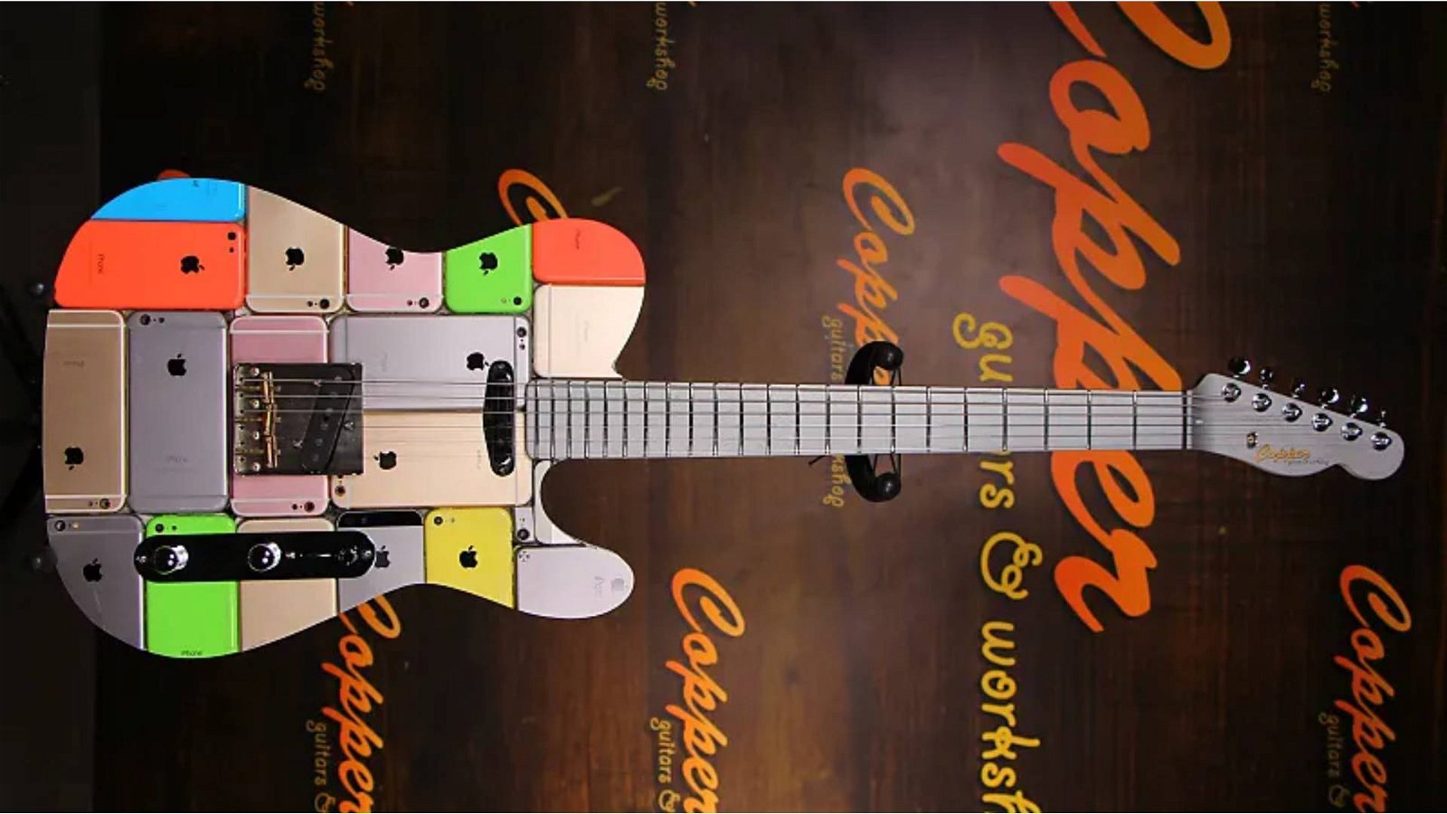 Immagine di 106 iPhone formano una chitarra da oltre 5 mila euro