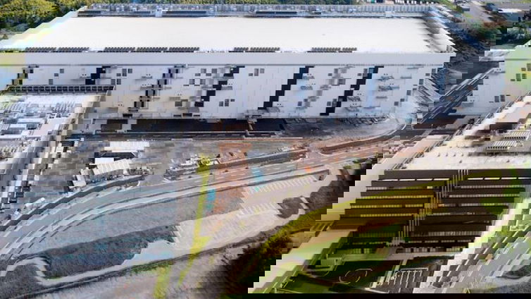 Immagine di Fuoco in un impianto per la produzione di memorie NAND, danni contenuti