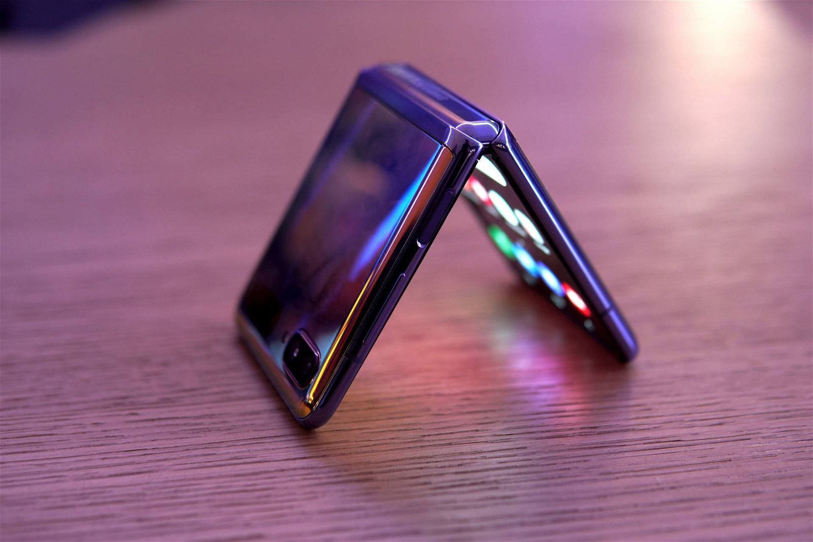 Immagine di Samsung svela Galaxy Z Flip e lancia la sfida a Motorola RAZR