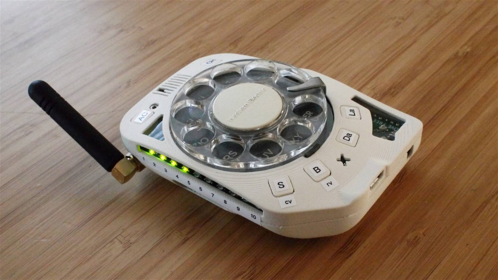 Immagine di Rotary Cellphone è un tuffo nel passato: cellulare con disco rotante per i numeri