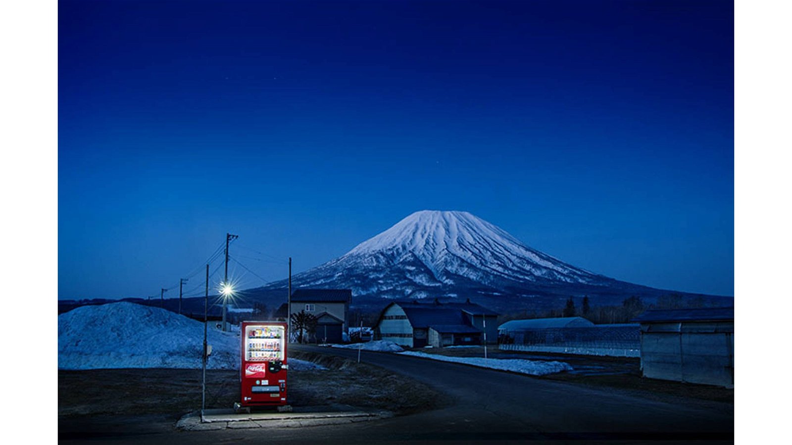 Immagine di Japan Art: Roadside Lights, i malinconici distributori automatici di Eiji Ohashi