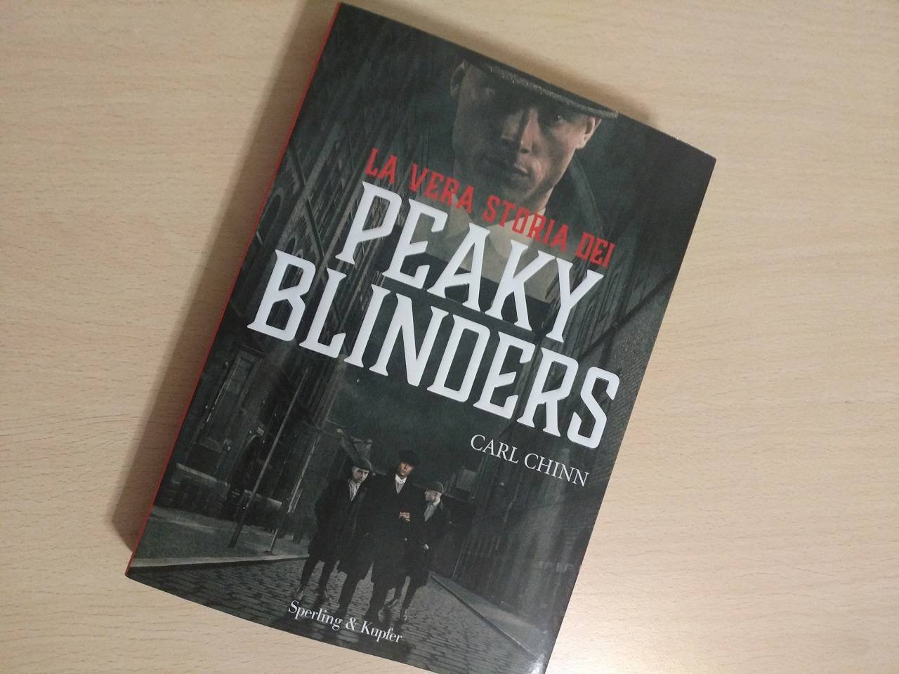 Immagine di La vera storia dei Peaky Blinders, la recensione del romanzo storico di Carl Chinn