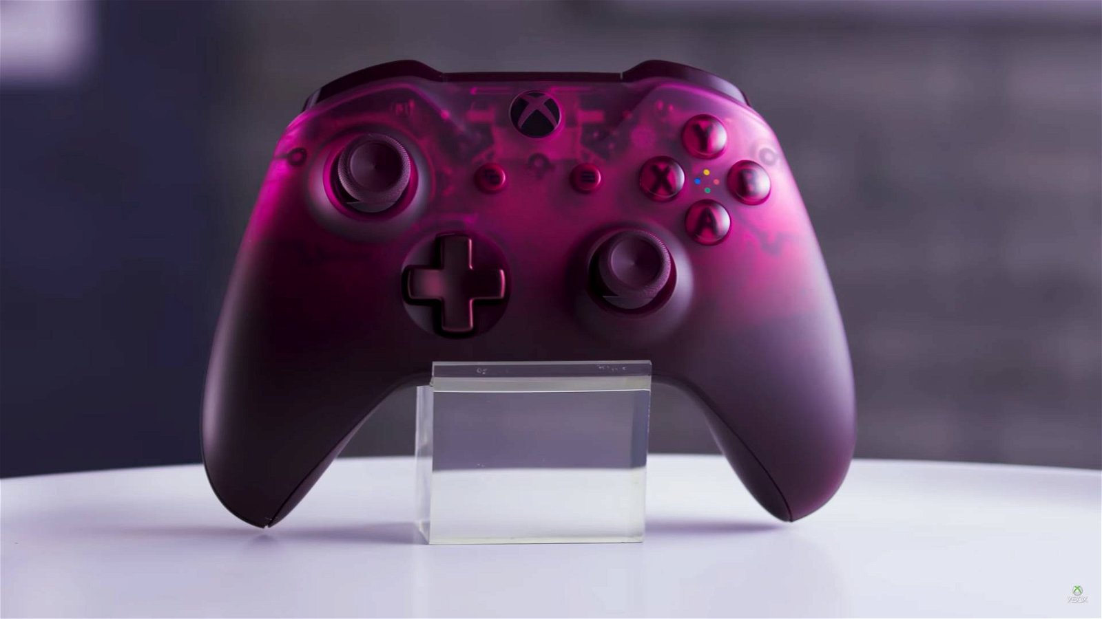 Immagine di Xbox, il controller Phantom Magenta si presenta in un video