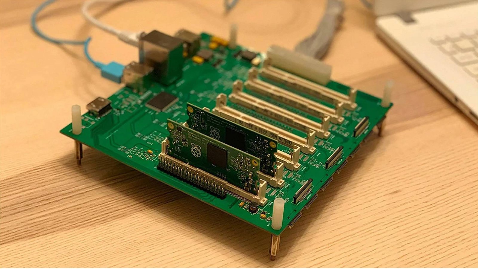 Immagine di Turing Pi Cluster Board permette di creare un server con 7 moduli Raspberry Pi Compute