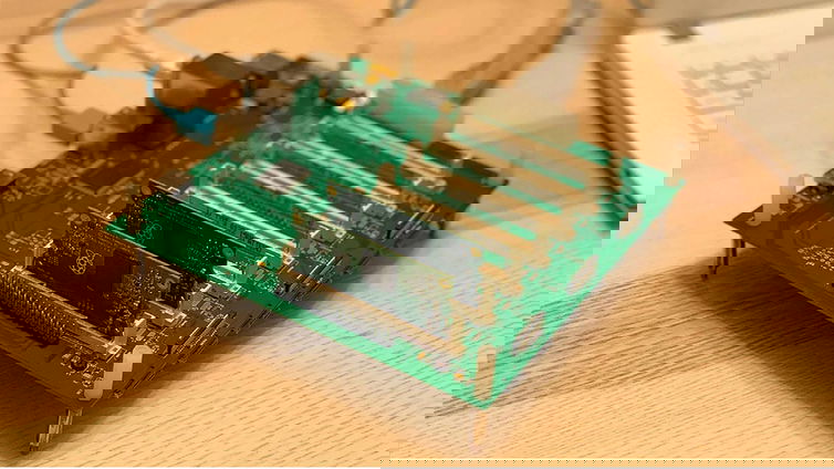 Immagine di Turing Pi Cluster Board permette di creare un server con 7 moduli Raspberry Pi Compute