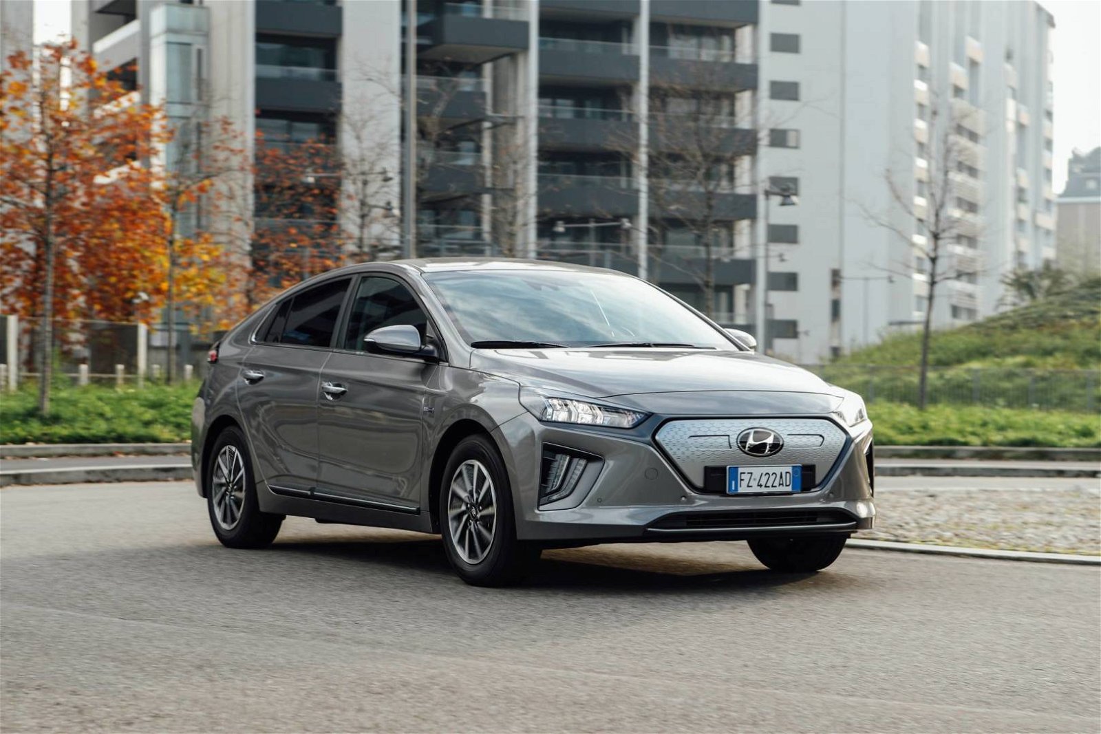 Immagine di Hyundai Ioniq, elettrica, comoda e divertente: la prova