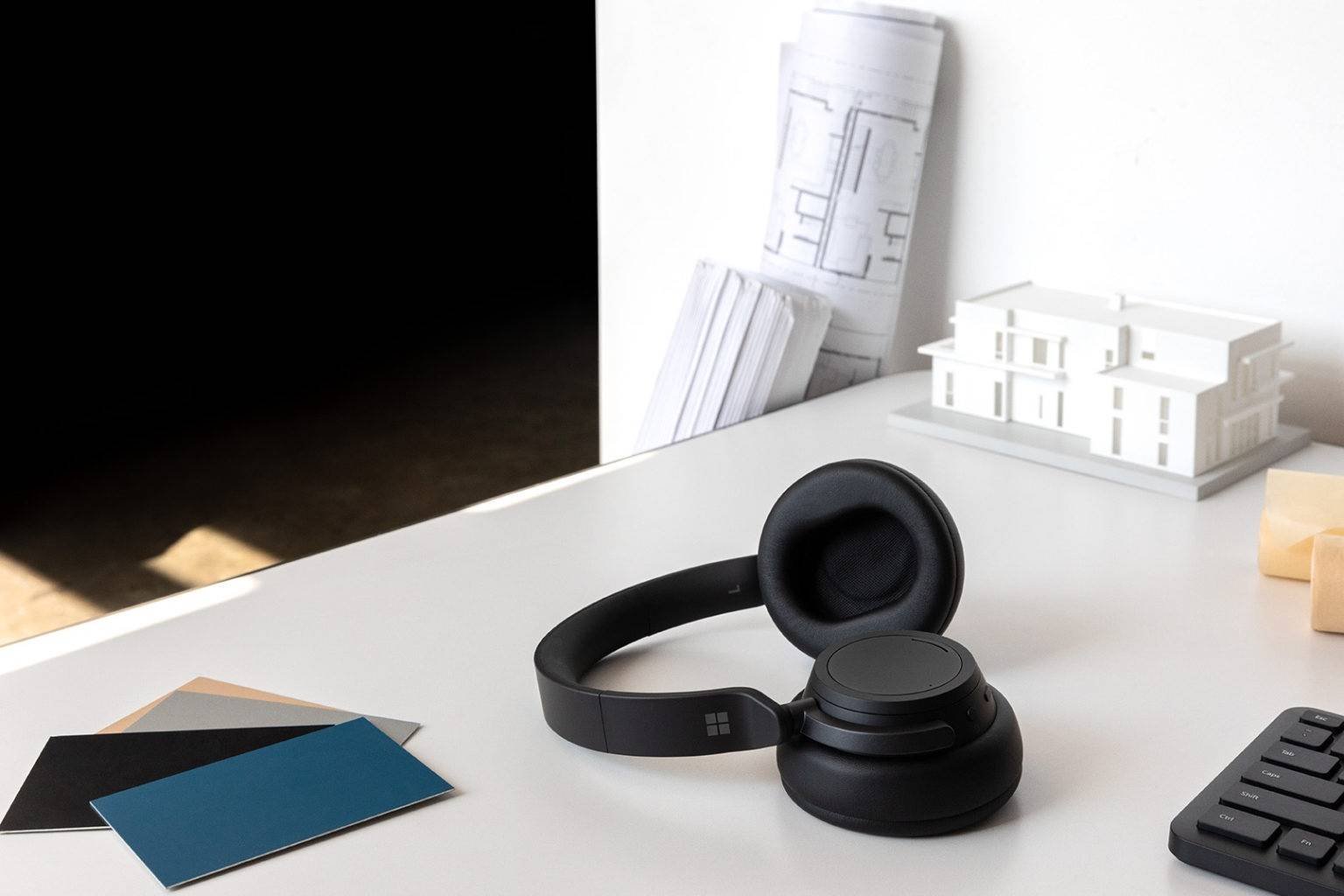 Immagine di Microsoft annuncia Surface Headphones 2 e Surface Earbuds: arriveranno anche in Italia