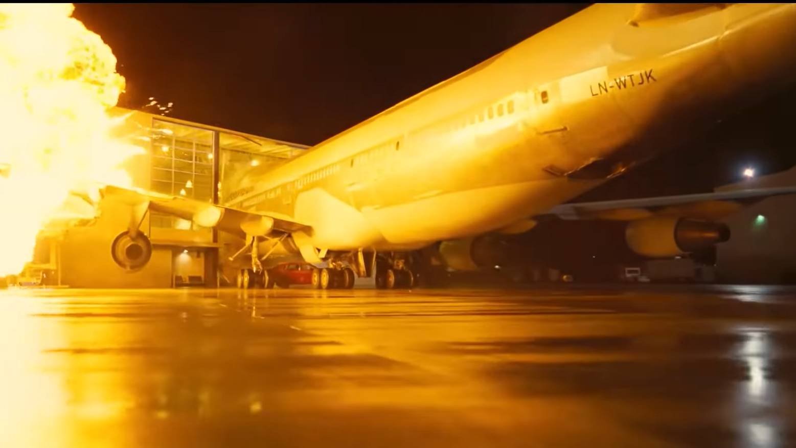Immagine di Tenet: Christopher Nolan ha fatto esplodere un vero Boeing 747 per non usare la CGI