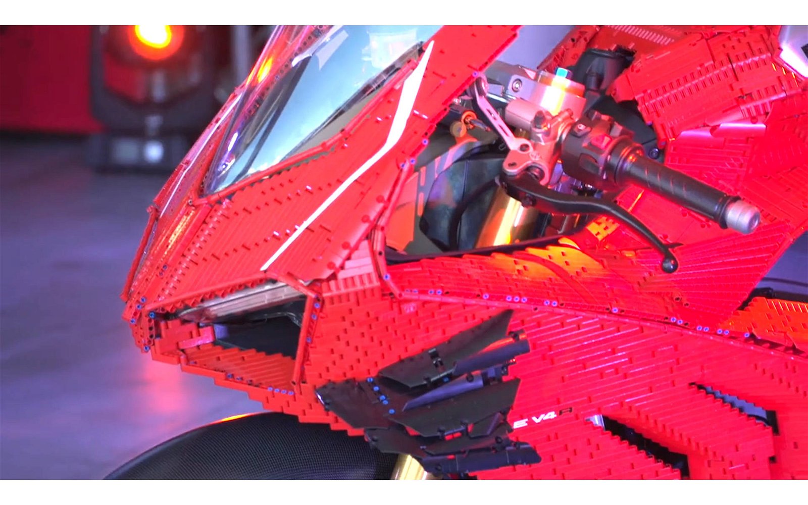 Immagine di LEGO:  la Ducati Panigale V4 R 1:1 costruita con i mattoncini LEGO Technic
