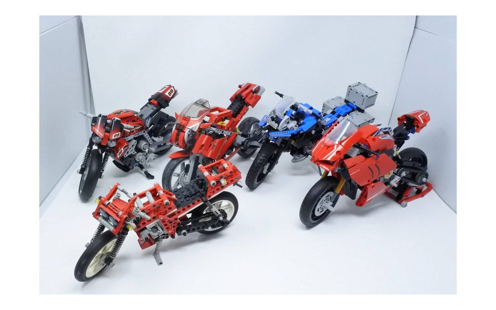 Immagine di LEGO Technic: le 10 sorelle a due ruote della Ducati Panigale V4 R