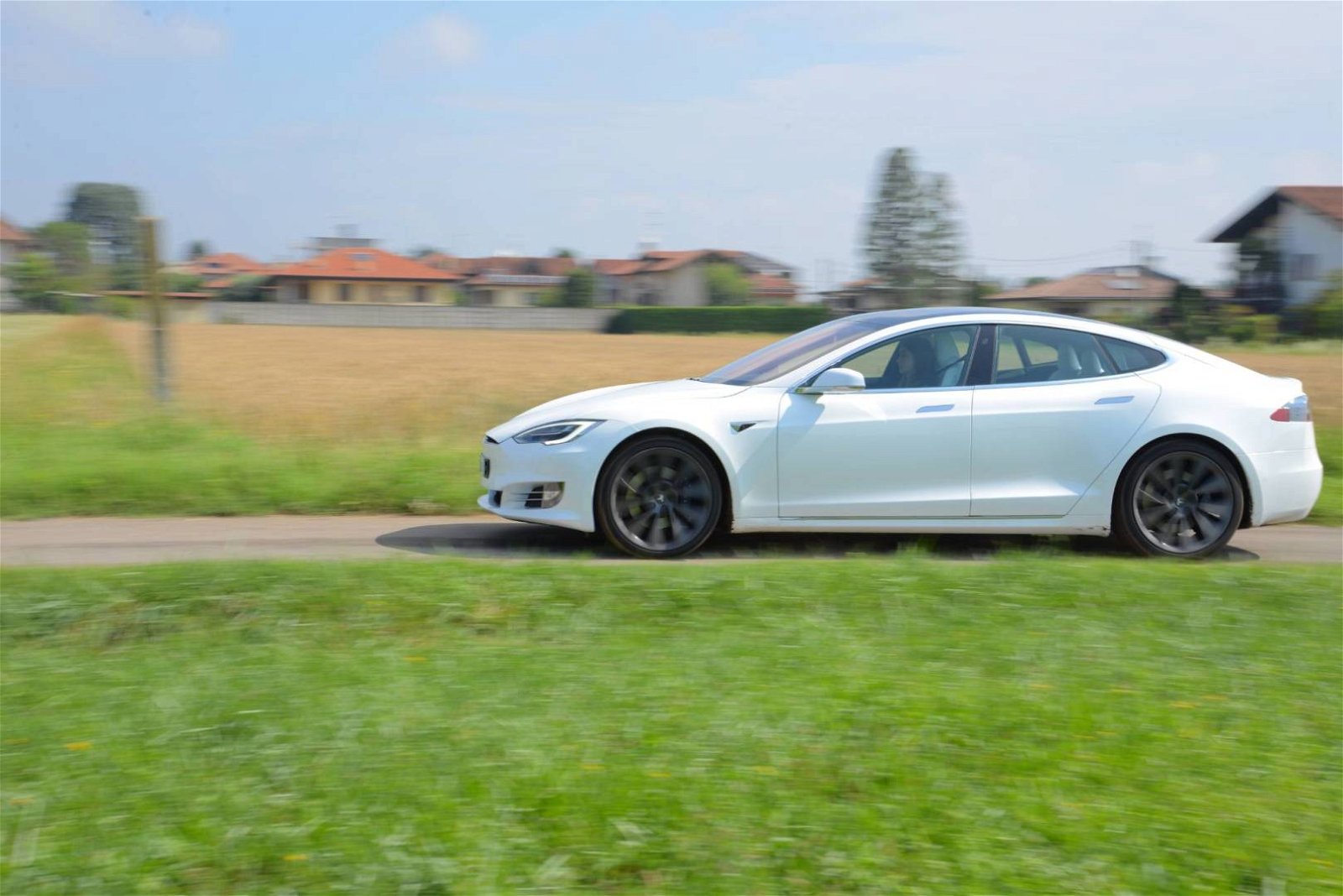 Immagine di Tesla Model S, senza rivali: la prova