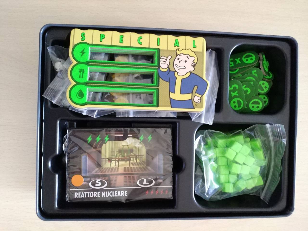 Asmodee Fallout Shelter – Gioco Da Tavola Strategico, Sopravvivenza Post-Apocalittica, 2-4 Giocatori, 14+ Anni