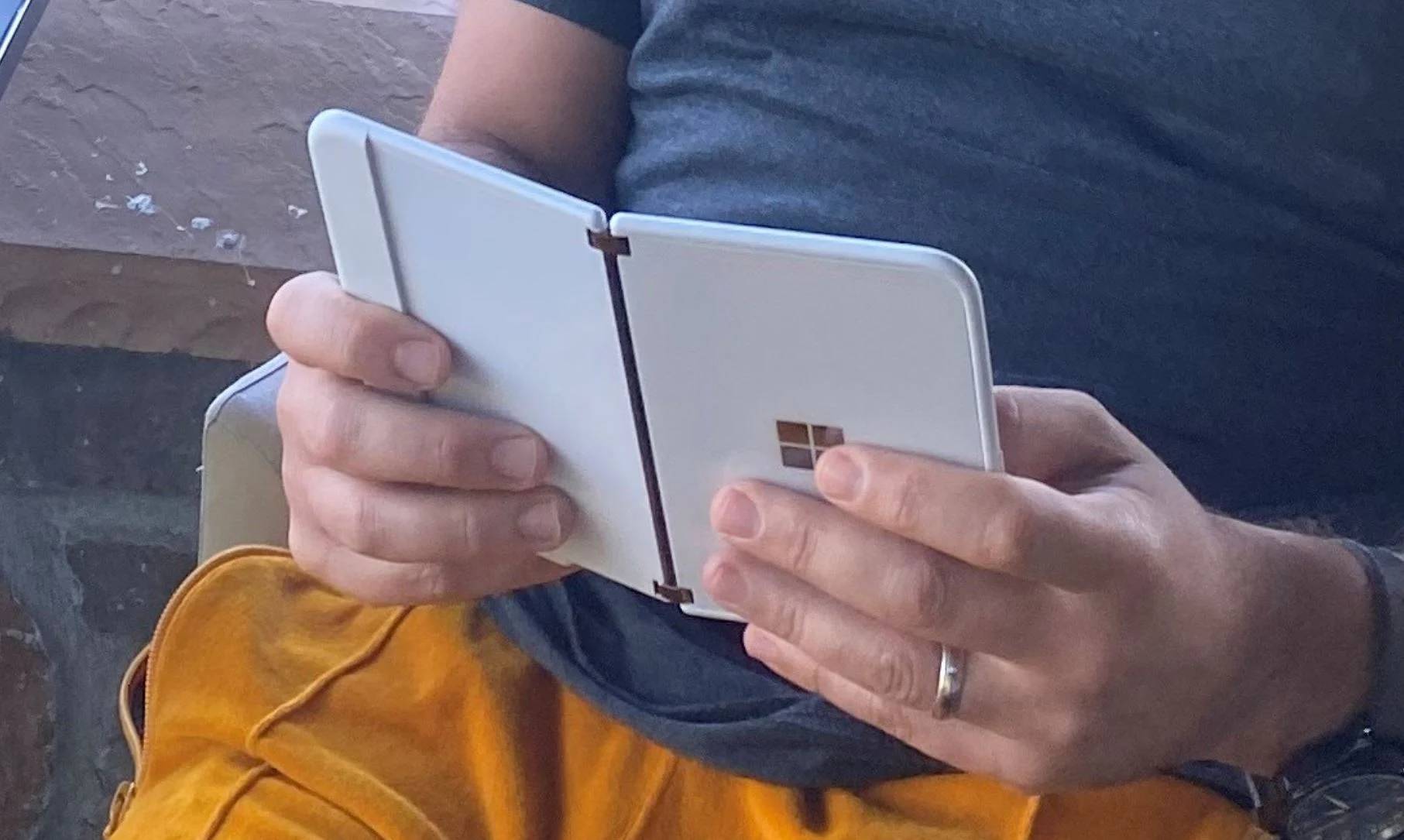 Immagine di Acquista Surface Duo e ricevi gratis gli auricolari Surface Earbuds