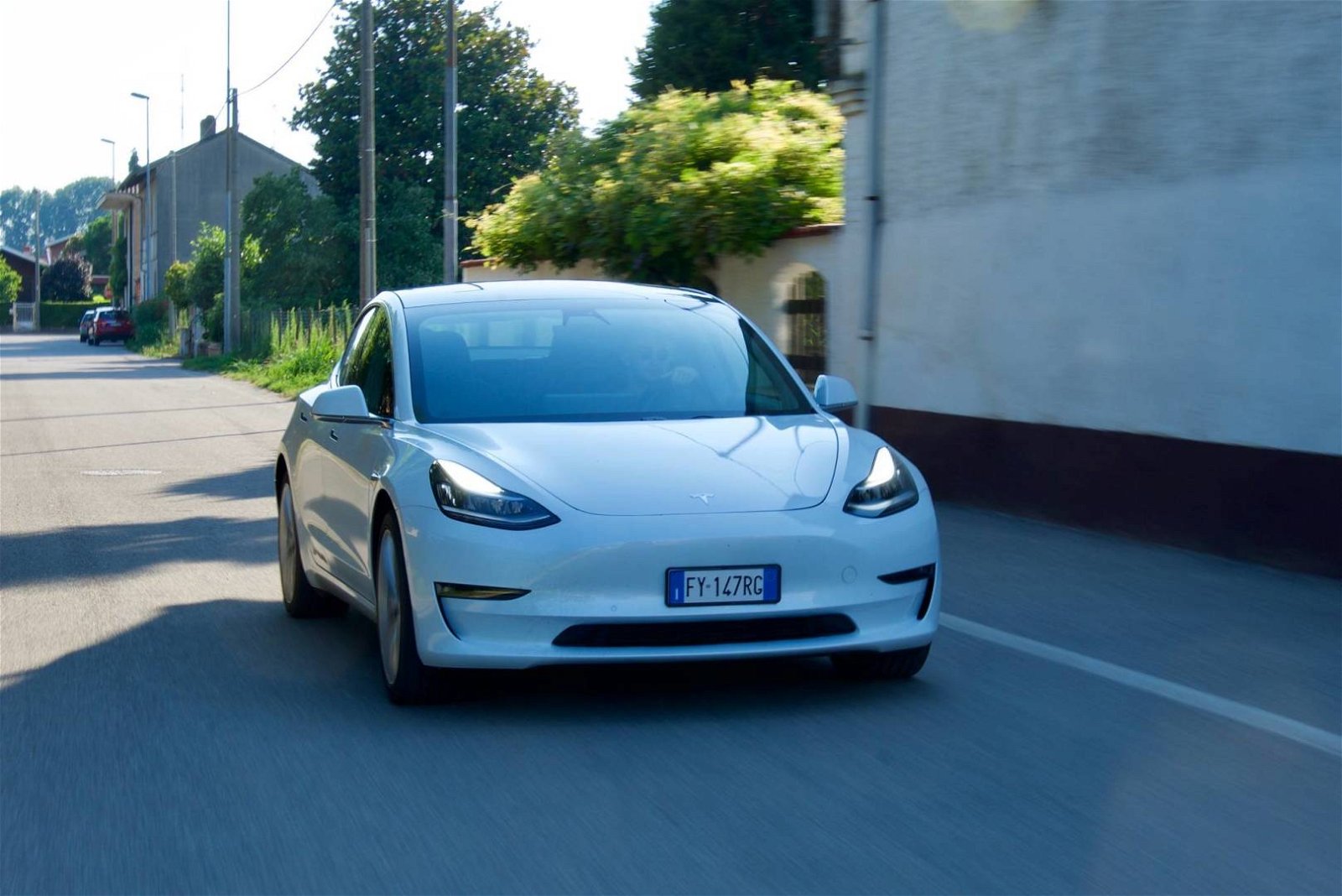 Immagine di Tesla Model 3 è vulnerabile ai segnali stradali finti