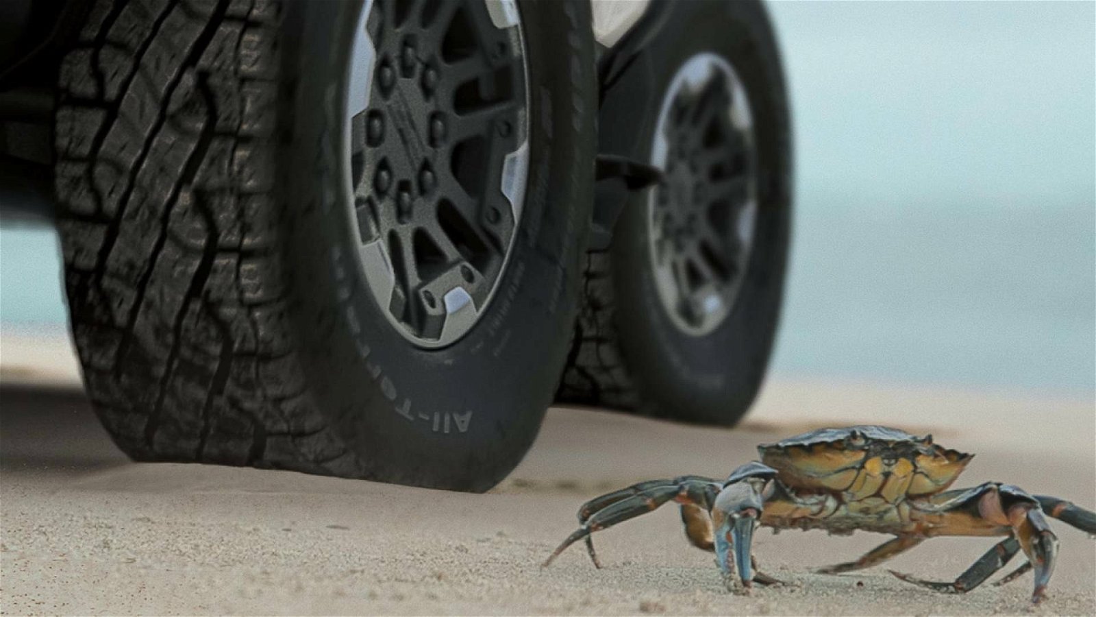 Immagine di Hummer EV, il pick-up debutterà il 20 ottobre con il "crab mode" 