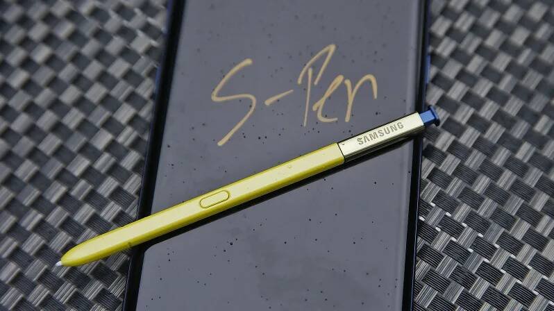 Immagine di Galaxy S21 Ultra: S Pen compatibile ma senza alloggiamento?