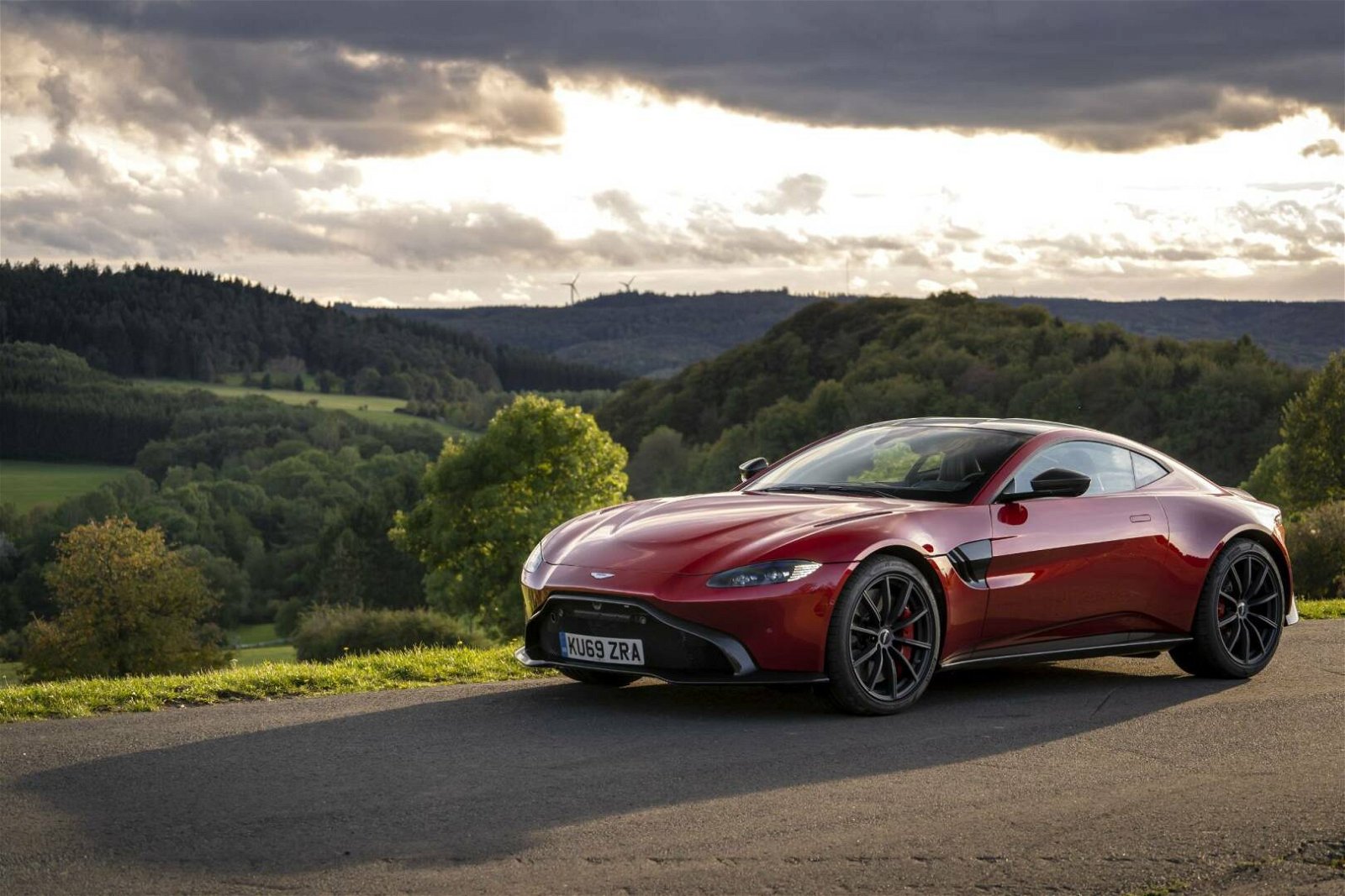 Immagine di Aston Martin e Mercedes, nuovo accordo per un futuro più elettrico