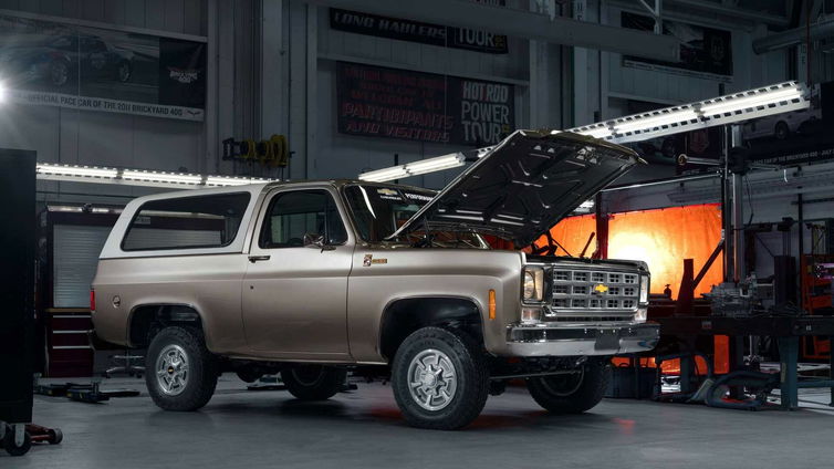 Immagine di Chevrolet mostra un K5 Blazer del '77 con motore elettrico