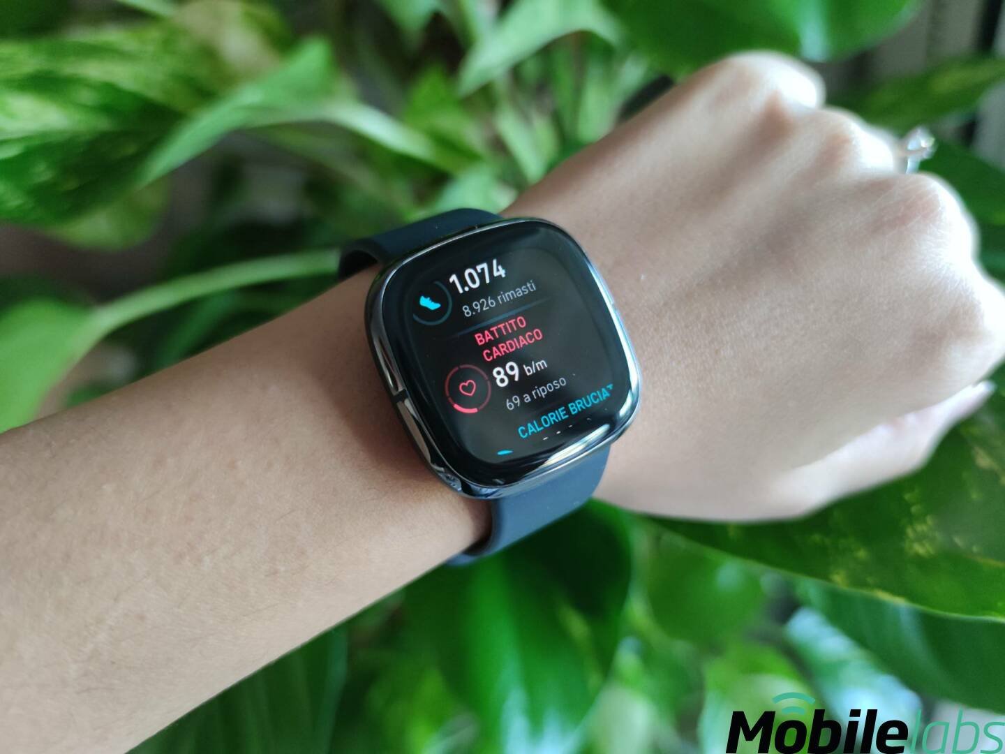 Immagine di Fitbit Sense, smartwatch elegante oggi al minimo storico (-49%)