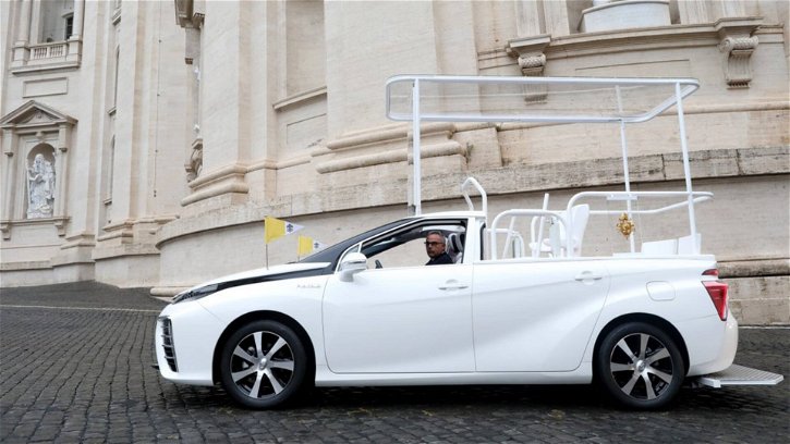 Immagine di Toyota Mirai, la Papamobile alimentata a idrogeno per il Papa