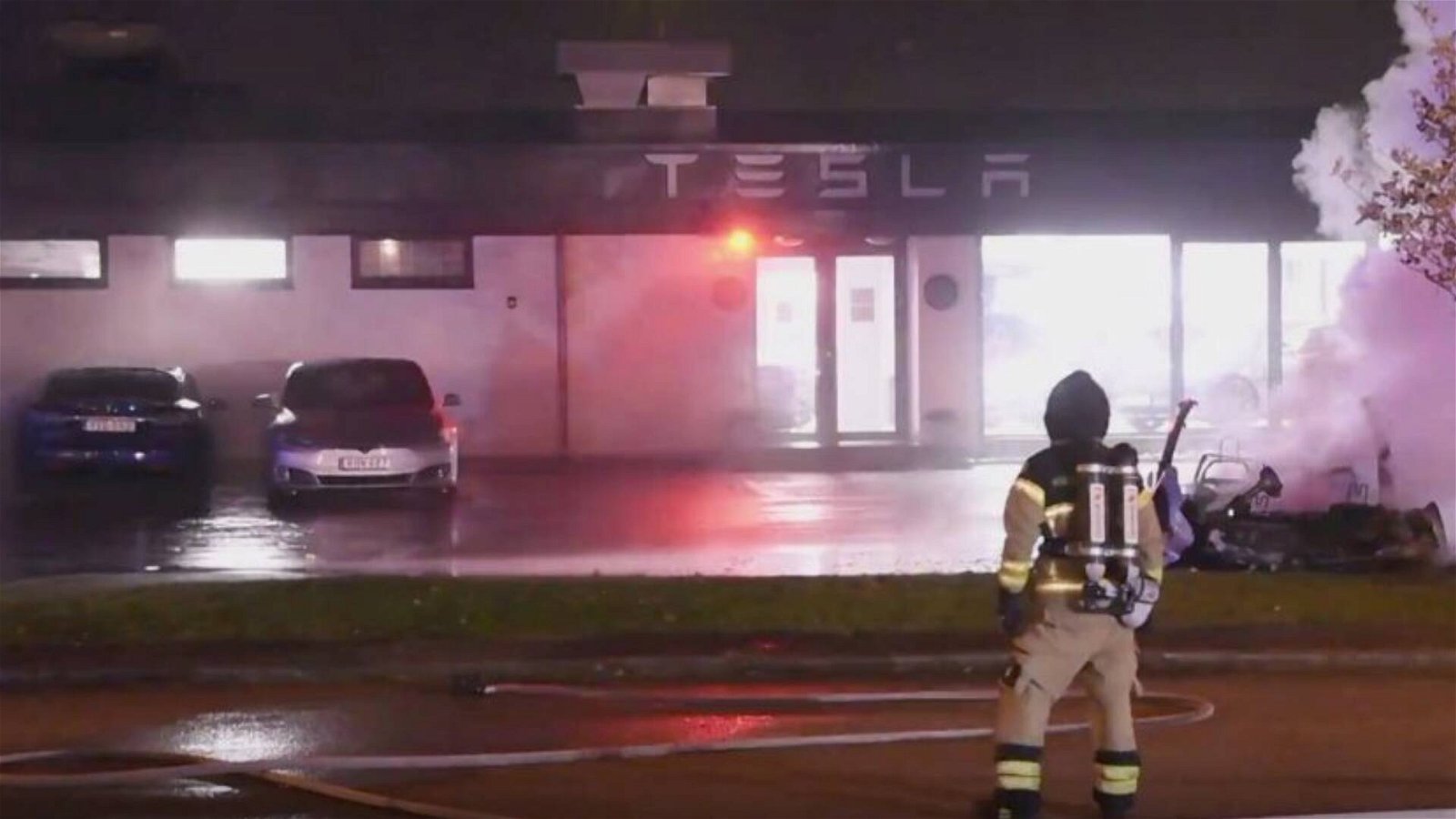 Immagine di Incendio in uno Store di Tesla, a fuoco 7 auto elettriche