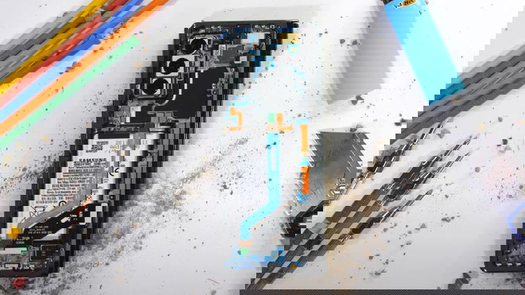 Immagine di Galaxy Z Fold 2 è stato torturato, ma non si è arreso!