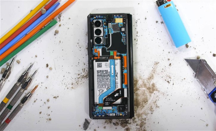 Immagine di Galaxy Z Fold 2 è stato torturato, ma non si è arreso!
