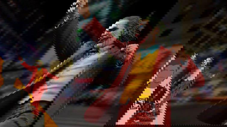 Immagine di The Joker, ecco l'enorme statua 1:3 di Iron Studios