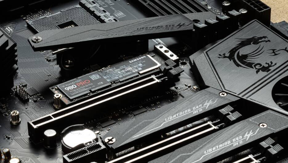 Immagine di MSI, test confermano l'elevata velocità degli SSD PCIe 4.0 sulle schede madri X570 e B550